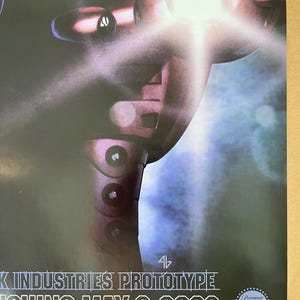 Op de afbeelding: Een zwart-witte filmposter voor de film "I, Robot" met een robot met een gloeiend licht in zijn borst. De tekst op de poster luidt "I, Robot" en "Start 2 mei 2008".
