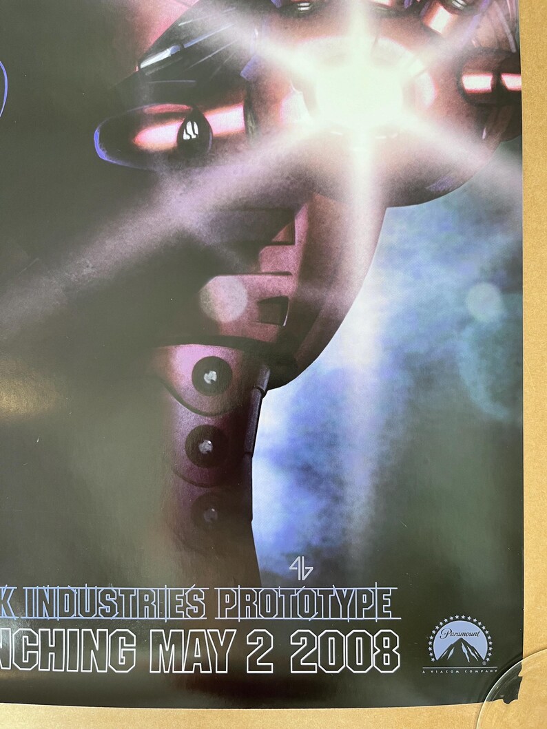 Op de afbeelding: Een zwart-witte filmposter voor de film "I, Robot" met een robot met een gloeiend licht in zijn borst. De tekst op de poster luidt "I, Robot" en "Start 2 mei 2008".