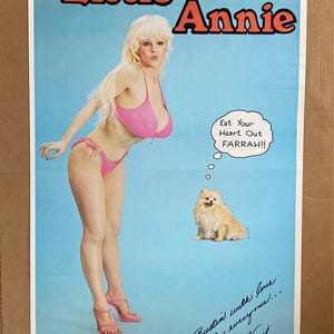 Little Annie cartel vintage Ann Marie traje de baño rubia mujer de pecho grande dama traje de baño rosa perro Farrah sátira broma headshop comedia 1977