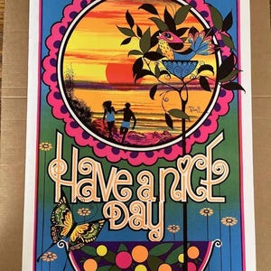 que tengas un buen día cartel vintage luz negra bunnell pareja playa años 1970 atardecer amanecer sol hombre mujer