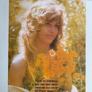Hoy tengo un póster original vintage de Frank Kay de 1970, una dama con flores, una perla mcginnis, una tienda de artículos para cabezas, un poema de inspiración, una felicidad, una jovencita hippie.