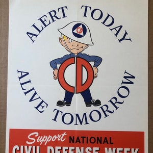 Pode incluir: Um cartaz vintage promovendo a Semana Nacional de Defesa Civil. Um personagem de desenho animado usando um capacete com um círculo vermelho e as letras "CD" dentro está em frente a um círculo azul com as palavras "Alert Today, Alive Tomorrow". O cartaz tem uma faixa vermelha na parte inferior que diz "Apoie a Semana Nacional de Defesa Civil".