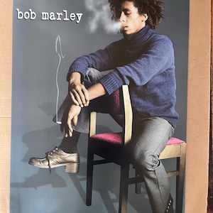 Póster vintage de Bob Marley fumando en una silla, leyenda del reggae de los años 2000, arte musical