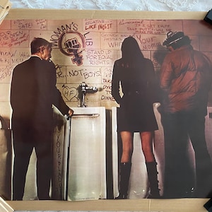 Urinario de mujeres en el baño de hombres Póster vintage original de los años 70