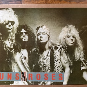cartel vintage del grupo Guns N' Roses filmó música rock en blanco y negro