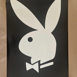 Póster vintage original del logotipo de la conejita de Playboy de 2001 en blanco y negro, década de 2000