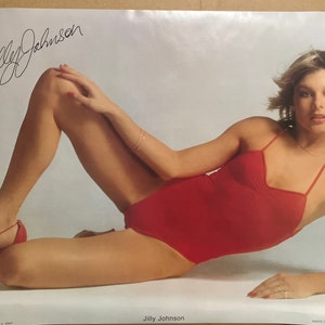 Jilly Johnson traje de baño rojo modelo vintage póster 1990