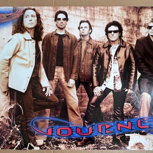 Foto de grupo de 2008 con póster vintage de viaje y recuerdos musicales