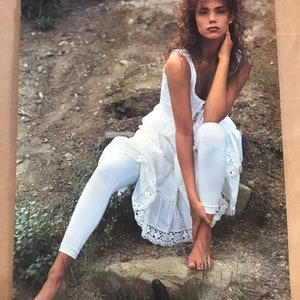Vintage 1990 Actriz Elizabeth Berkeley Póster original Encaje blanco y naturaleza numerada