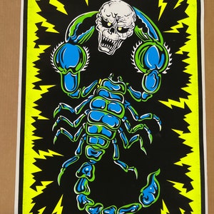 escorpión vintage cartel de luz negra calaveras terciopelo flocado psicodélico insectos esqueleto