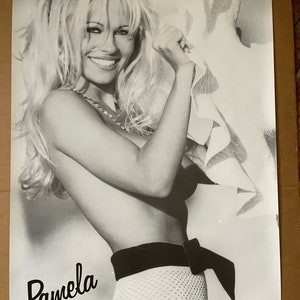 cartel vintage Pamela Anderson blanco y negro década de 1990
