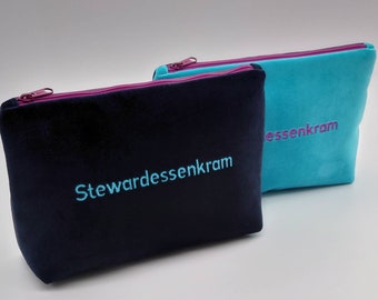 EW/4Y Design Tasche Stewardessenkram Stickerei in Brombeere/Sky Blue