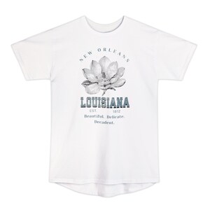 マグノリアプリントの贅沢なニューオーリンズオーバーサイズTシャツ - ユニークなスタイルのユニセックスロングボディアーバンTシャツ