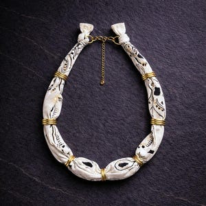 Puede incluir: Una taza de cerámica blanca con asa negra y el texto "But First, Coffee" en negrita negra. La taza se encuentra sobre un fondo borroso, sugiriendo un ambiente acogedor.