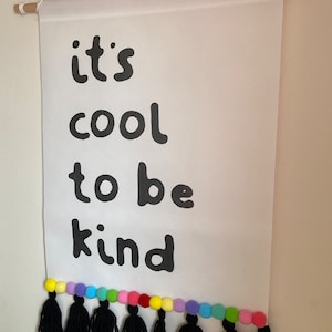 &quot;It&#39;s Cool To Be Kind Brights Hauswand &quot;&quot;Schild&quot;&quot;.&quot;