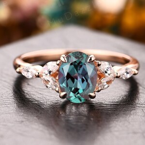 Alexandrite Engagement Ring// 14k Gold Ring// Oval Cut 6x8mm Alexandrite Ring// Handmade Bridal Ring// Fine Jewelry// Retro Women&#39;s Ring