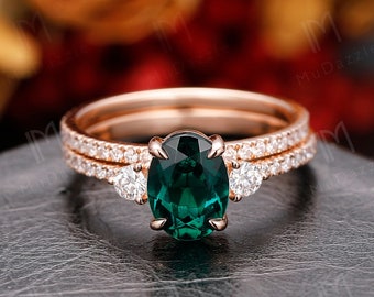 Emerald Bridal Set// Vintage 1.5CT Oval Cut Green Emerald Engagement Ring Set// Gold Pave Set Wedding Band Women's Ring Set// Christmas Gift