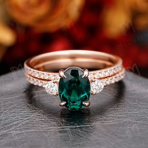 Emerald Bridal Set// Vintage 1.5CT Oval Cut Green Emerald Engagement Ring Set// Gold Pave Set Wedding Band Women&#39;s Ring Set// Christmas Gift