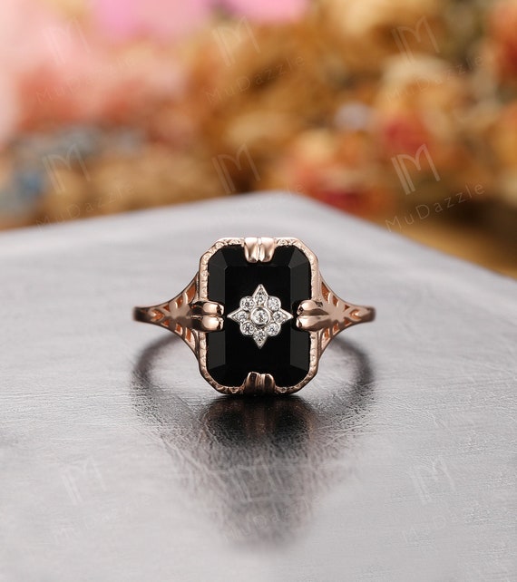 Beautiful 10K Gold Antique Floral Designed Ring
