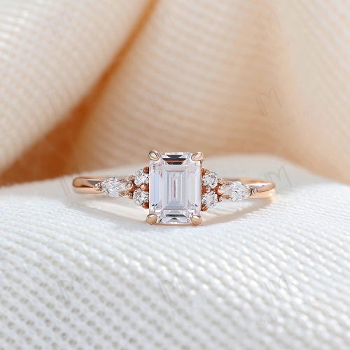 Bague de fiançailles en moissanite taille émeraude vintage, jeu de griffes délicates