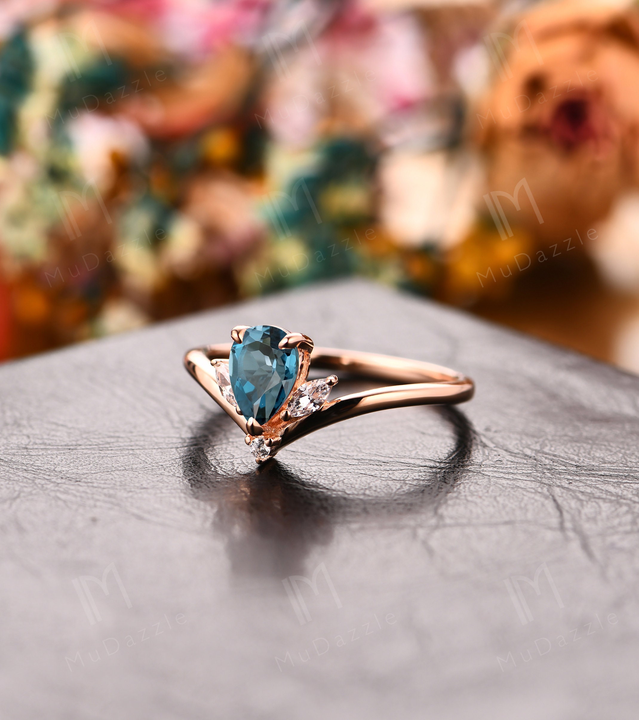 Anello con topazio blu di Londra // Anello di fidanzamento in oro rosa massiccio con pietra preziosa taglio a pera - Italia Anello con topazio blu di Londra // Anello di fidanzamento in oro rosa massiccio con pietra preziosa taglio a pera - Italia
