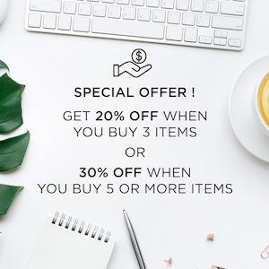 K&ouml;nnte beinhalten: Ein wei&szlig;er Hintergrund mit einer Tastatur, einer Kaffeetasse, einem Notizblock und einem Stift. Der Text lautet "SONDERANGEBOT! ERHALTEN SIE 20 % RABATT BEIM KAUF VON 3 ARTIKELN ODER 30 % RABATT BEIM KAUF VON 5 ODER MEHR ARTIKELN".