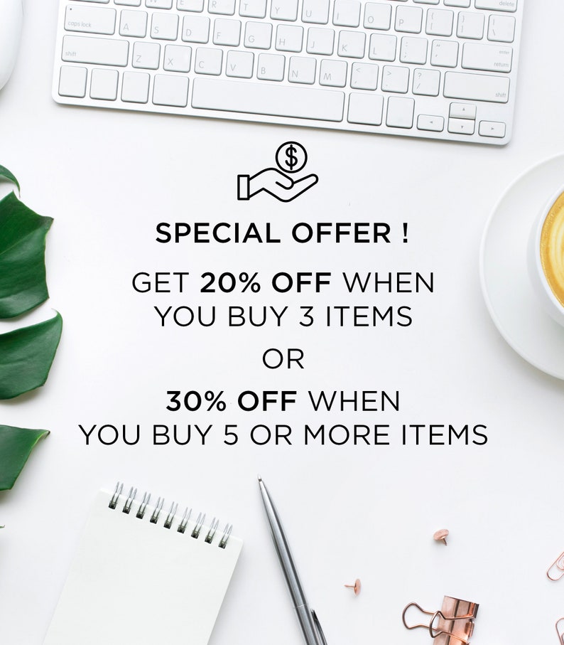 K&ouml;nnte beinhalten: Ein wei&szlig;er Hintergrund mit einer Tastatur, einer Kaffeetasse, einem Notizblock und einem Stift. Der Text lautet "SONDERANGEBOT! ERHALTEN SIE 20 % RABATT BEIM KAUF VON 3 ARTIKELN ODER 30 % RABATT BEIM KAUF VON 5 ODER MEHR ARTIKELN".
