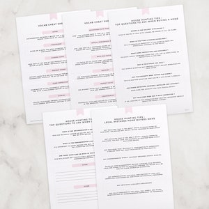 K&ouml;nnte beinhalten: Ein Satz von drei pinkfarbenen und wei&szlig;en druckbaren Haussuchtipps. Die Leitf&auml;den beinhalten Vokabel-Spickzettel, die wichtigsten Fragen, die beim Kauf eines Hauses zu stellen sind, und rechtliche Fehler, die Hausk&auml;ufer machen.