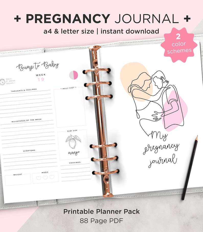 Op de afbeelding: Een printbare zwangerschapsdagboekplanner met een roze en wit kleurenschema. De omslag heeft een lijntekening van een koppel dat elkaar omarmt. De tekst "Mijn zwangerschapsdagboek" is in cursief geschreven. Het dagboek heeft 88 pagina's en bevat secties voor het bijhouden van gewicht, stemming, symptomen, verlangens, babygrootte en mijlpalen.