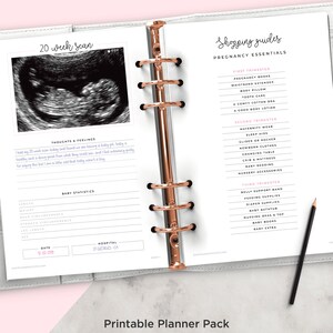 Op de afbeelding: Een printbare zwangerschaps planner met een witte kaft en ros&eacute;gouden ringen. De planner bevat secties voor het bijhouden van zwangerschapsmijlpalen, babystatistieken en winkelgidsen. De tekst "20 week scan" en "Shopping guides" is zichtbaar op de kaft.