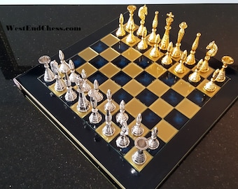 Juego de ajedrez Art Déco de latón: piezas de oro y plata con tablero azul océano.