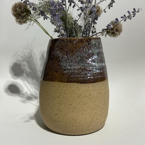 Vase fait main en céramique brune mouchetée