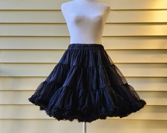 Enagua negra ultra suave y esponjosa, lisa y suave, enagua tipo tutú Lolita, dos tallas que cubren cinturas de 28 a 59 pulgadas.