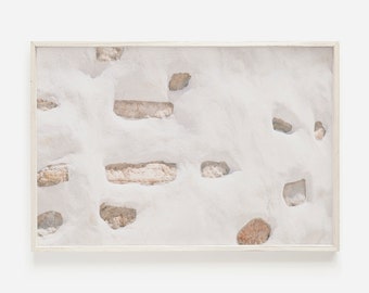 Könnte beinhalten: Ein gerahmtes Foto einer weißen Wand mit unregelmäßigen, rechteckigen Formen in hellbrauner Farbe. Die Formen sind in den weißen Putz eingebettet und erzeugen eine strukturierte Oberfläche.