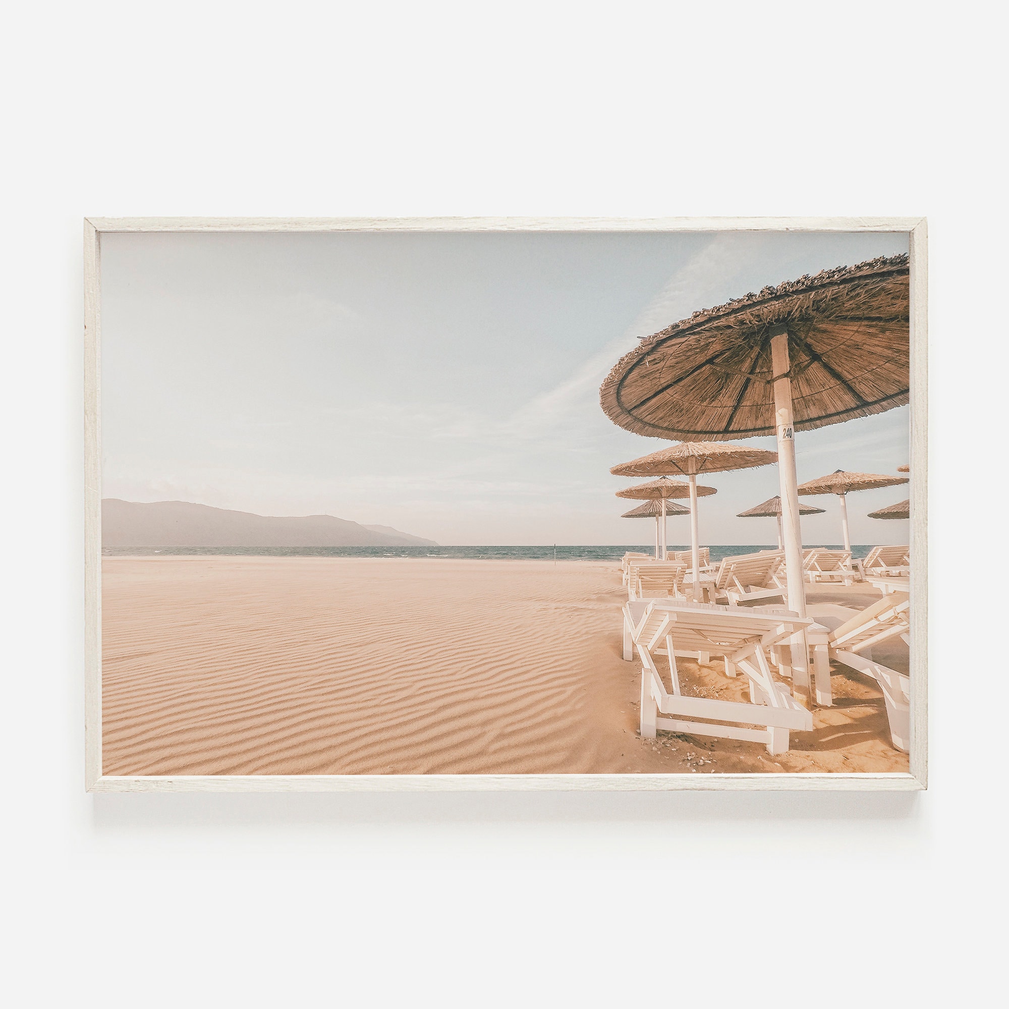 Sillas de playa con sombrilla, paisaje de playa, arte de la pared de Grecia, impresión costera, fotografía de Grecia, arte descargable, impresión de Grecia, sombrillas de playa