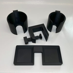 Suporte para bebidas de mesa para a noite de jogos. Inclui acessórios para lata, caneca e bandeja.