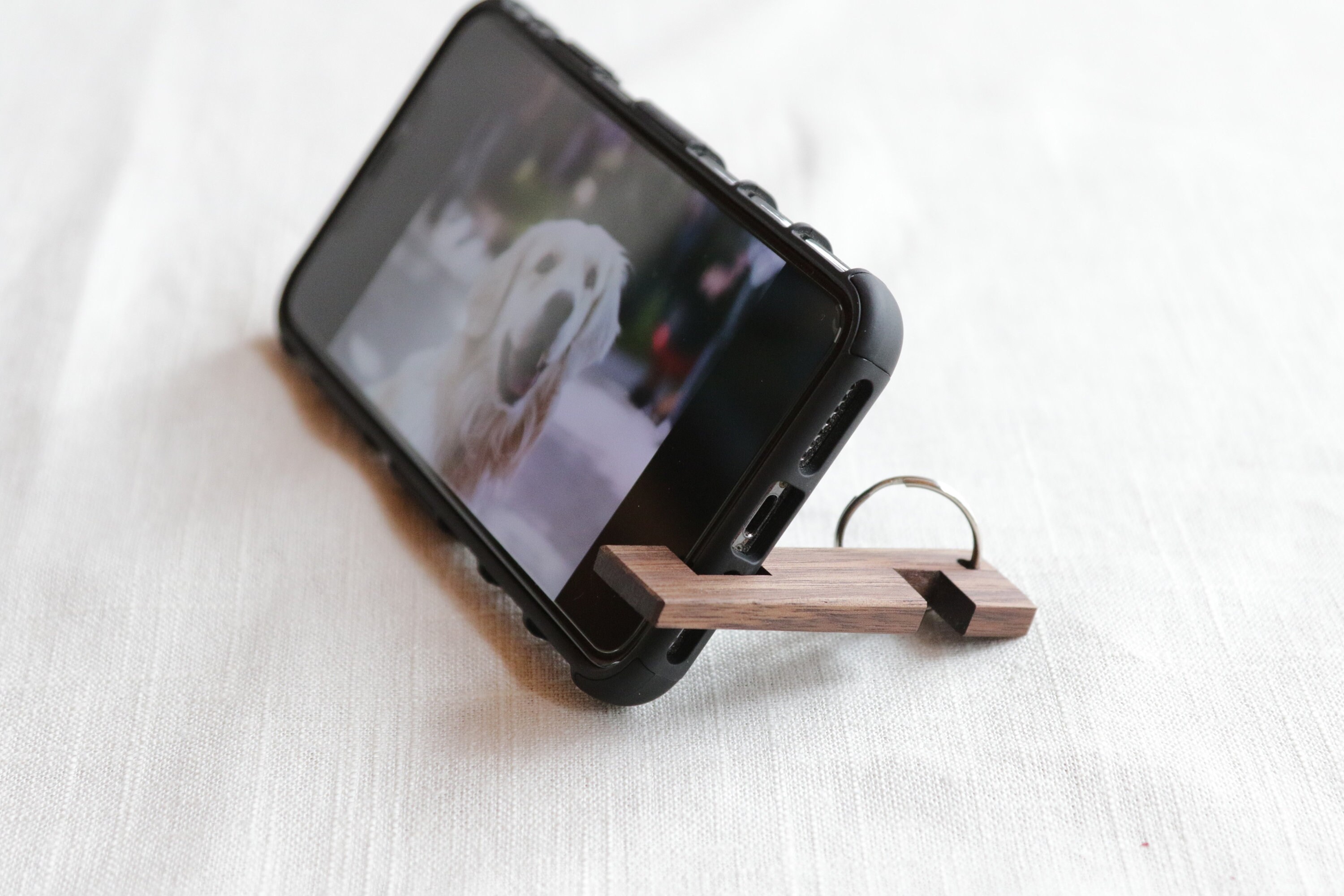 アクセサリー NEIGHBORHOOD LOGO SMARTPHONE STAND Neighborhood Logo Smartphone Stand – Extra Butter