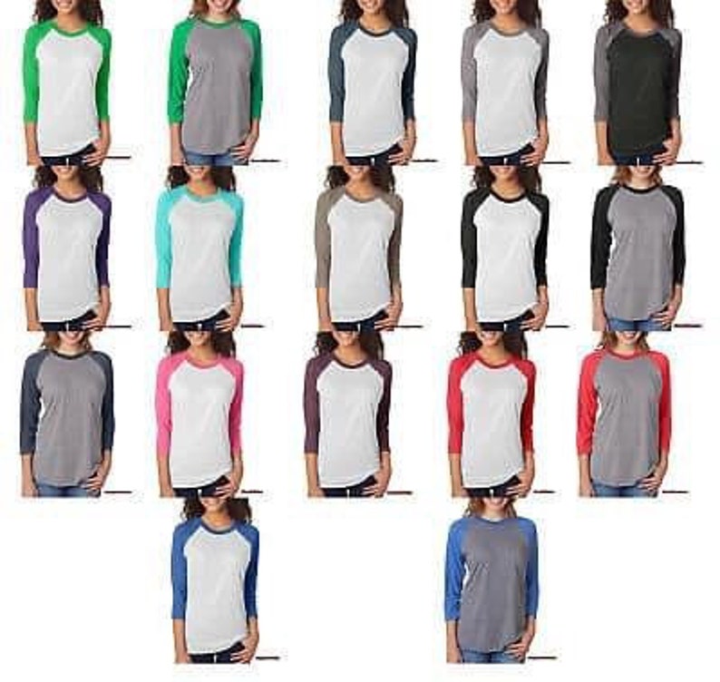 Peut inclure: Une collection de 18 t-shirts de baseball dans diff&eacute;rentes combinaisons de couleurs. Les t-shirts pr&eacute;sentent un corps blanc avec des manches de couleurs contrast&eacute;es. Les manches sont un m&eacute;lange de couleurs unies et de couleurs chin&eacute;es.