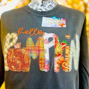 Camisa bordada con el texto &quot;Hola Calabaza&quot;