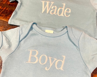 Geborduurde babyromper