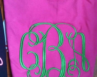 Camiseta con monograma grande bordado