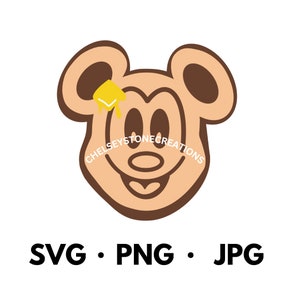 Op de afbeelding: Een cartoonillustratie van Mickey Mouse's hoofd met een gele druppel honing op zijn oor. De afbeelding bevat de tekst "CHELSEYSEYSTONECREATIONS" en "SVG. PNG. JPG".