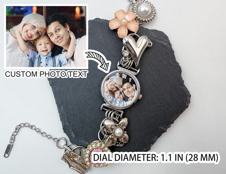 Puede incluir: Reloj de pulsera plateado con un dial de foto personalizado. La esfera del reloj tiene 28 mm de di&aacute;metro y muestra una foto familiar. La pulsera incluye dijes decorativos como un coraz&oacute;n, flores y una perla.