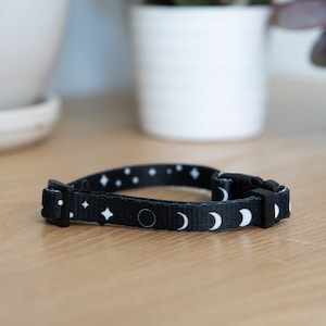 Collar para gatos y gatitos en fase lunar, opción de hebilla separable/no separable con cara de gato, collar para perros pequeños, poliéster, ajustable para todas las edades.