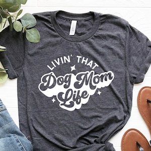 Viviendo esa camisa de la vida de la mamá del perro, camisa divertida de la mamá del perro, camisa de la mamá del perro, camisa del amante del perro, regalos para la mamá del perro, regalo del amante del perro, camisa de la mamá del perro imagen 1