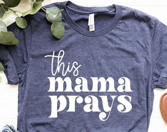 Esta mamá reza camisa, linda mamá camisa, mamá vida camisa, regalo de cumpleaños de mamá, regalo del día de las madres, camisas cristianas, regalo de agradecimiento de mamá