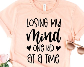 Perdiendo la cabeza un niño a la vez, regalo divertido de mamá, camisa de mamá sarcástica, regalo del Día de las Madres, regalo para mamá, regalo de nueva mamá, camisa atrevida, camisa de mamá