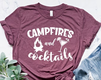Fogatas y cócteles, camisa de camping, camisa de senderismo, regalo de amante del campamento, regalo de amante de la naturaleza, camiseta de camping feliz, regalo de camper, camisa de vida de campamento