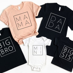 Puede incluir: Cinco camisetas blancas y negras con diferentes textos en un marco cuadrado. Las camisetas dicen "Mama", "Dada", "Big Bro", "Big Sis" y "Mini".