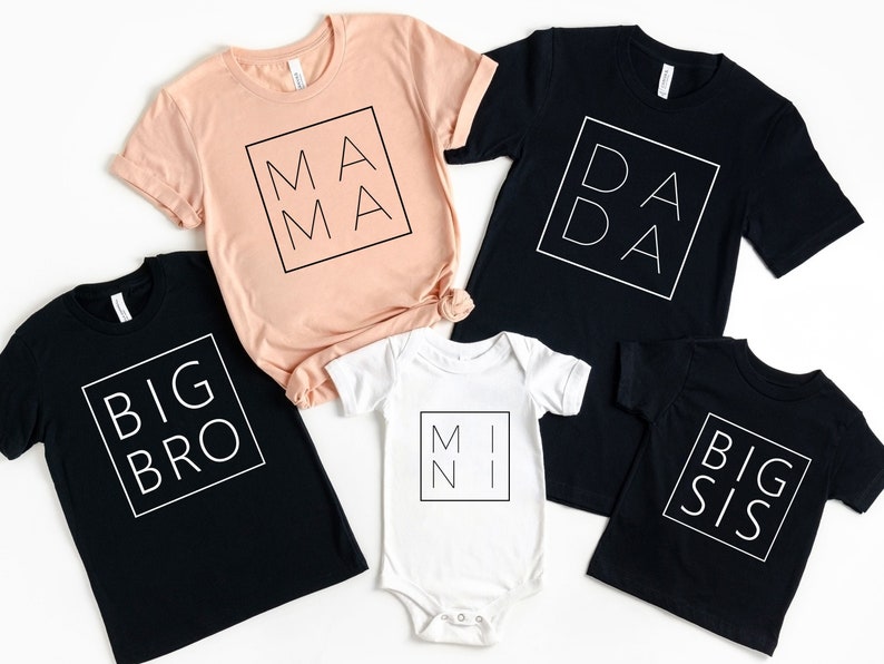 Puede incluir: Cinco camisetas blancas y negras con diferentes textos en un marco cuadrado. Las camisetas dicen "Mama", "Dada", "Big Bro", "Big Sis" y "Mini".